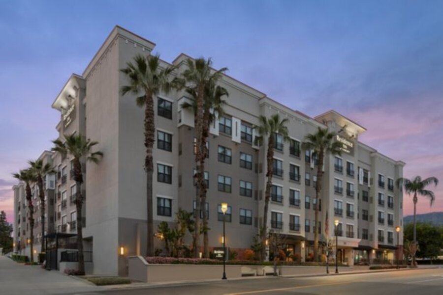 Burbank Marriott exterior at dusk