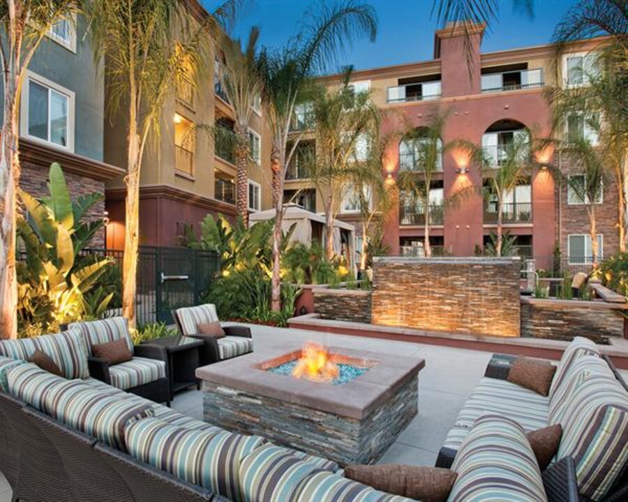 Archstone Gateway podium amenity courtyard
